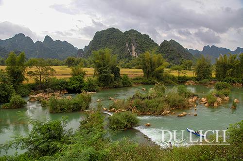 Chèo thuyền Kayak trên sông Quây Sơn. Ảnh: Trang Lê